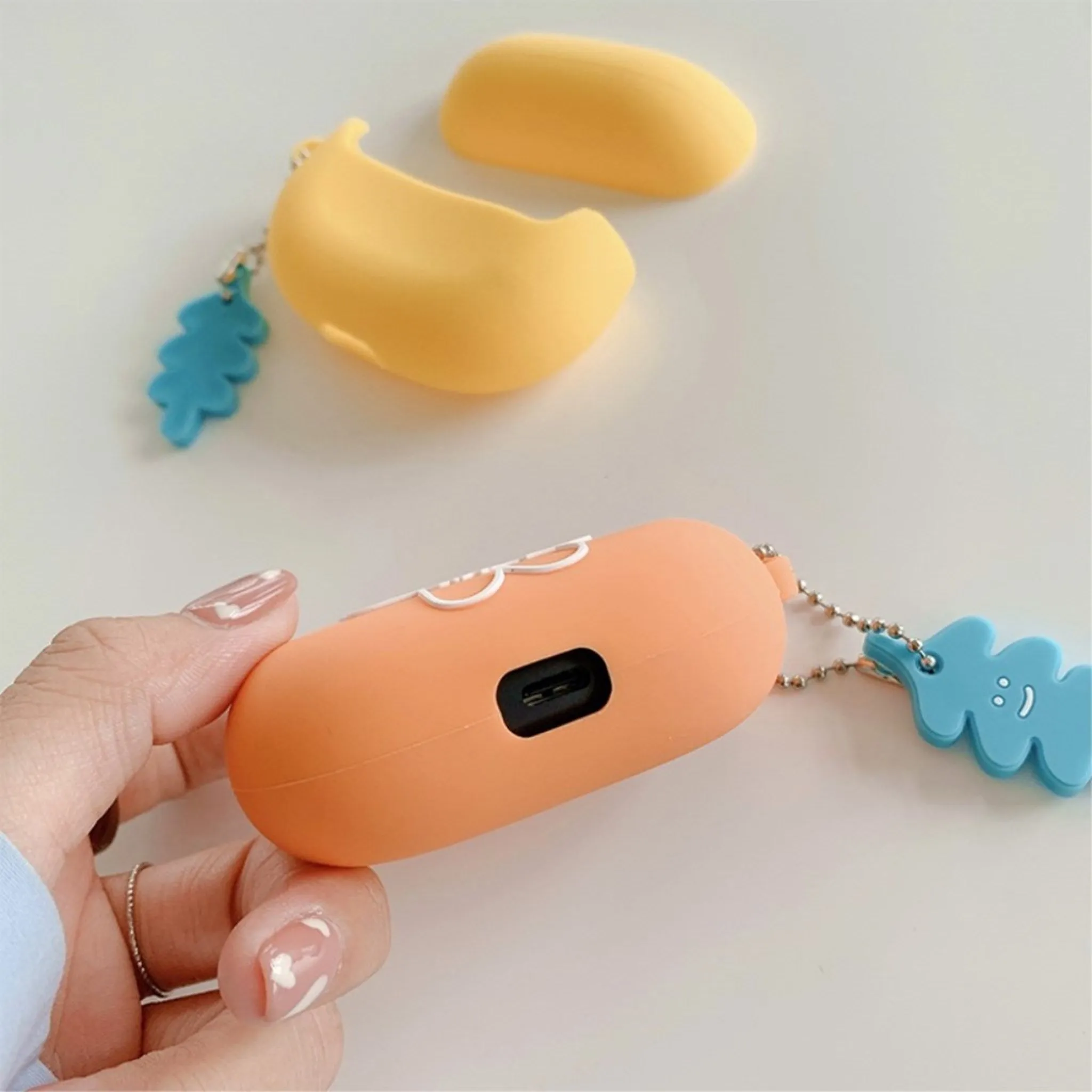 Beats Studio Buds BRUNCH silicone case with pendant - Beige